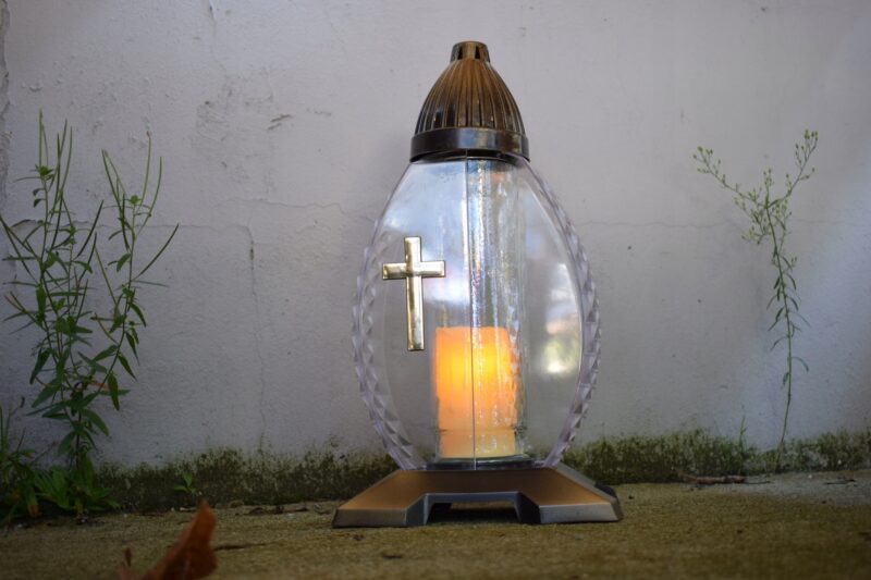 ZNICZ LAMPION OZDOBNY Z KRZYŻEM LATARENKA OWAL złota